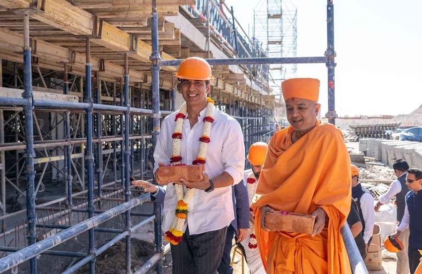 Akshay Kumar arrives at BAPS Hindu Temple Abu Dhabi, performs Shila Puja