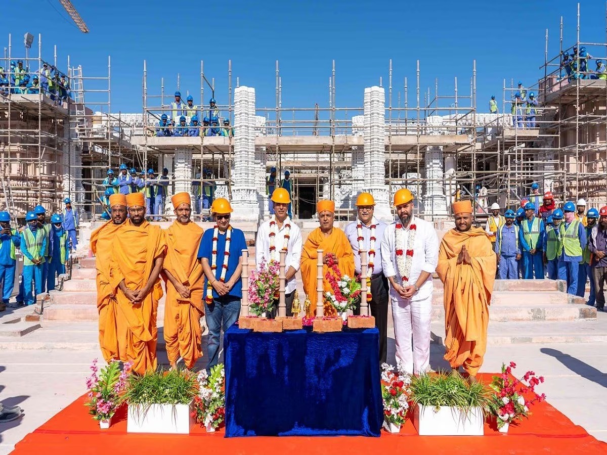 Akshay Kumar arrives at BAPS Hindu Temple Abu Dhabi, performs Shila Puja